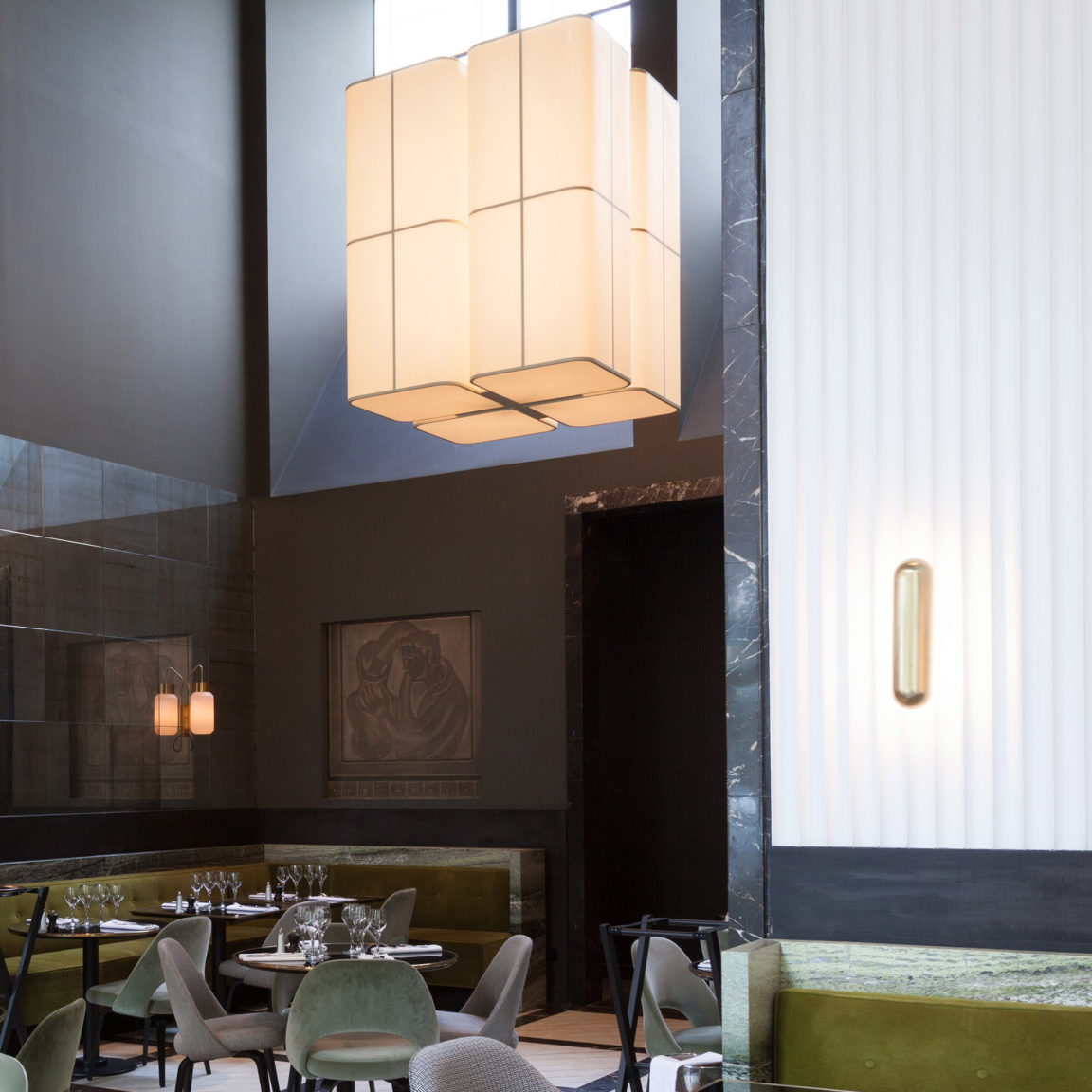 Der große Kronleuchter Brasilia L von Michel Boyer beleuchtet den Speisesaal des Restaurants Monsieur Bleu in Paris