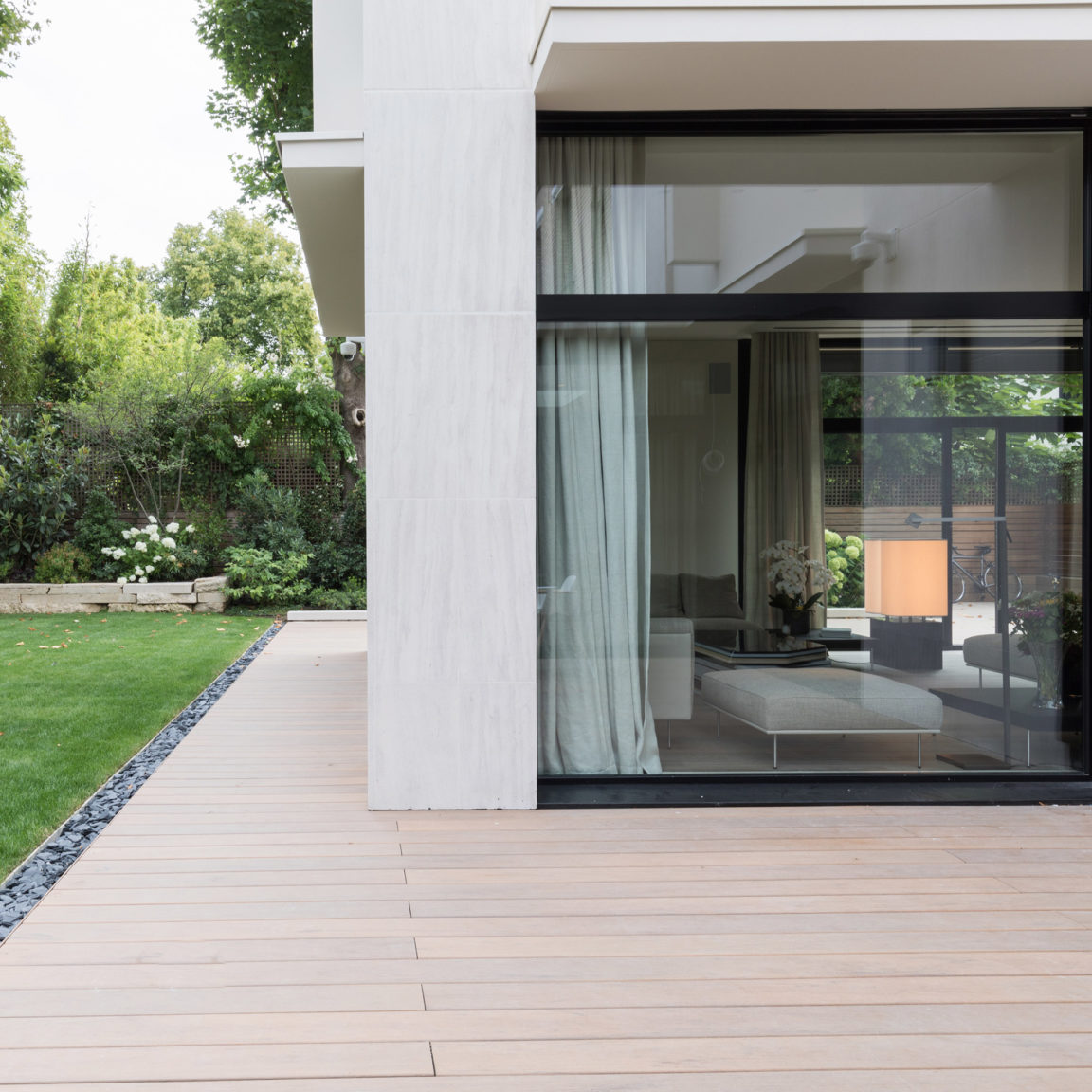 Einblick in eine Brasilia LH Stehlampe von Michel Boyer im Wohnzimmer einer modernen Villa
