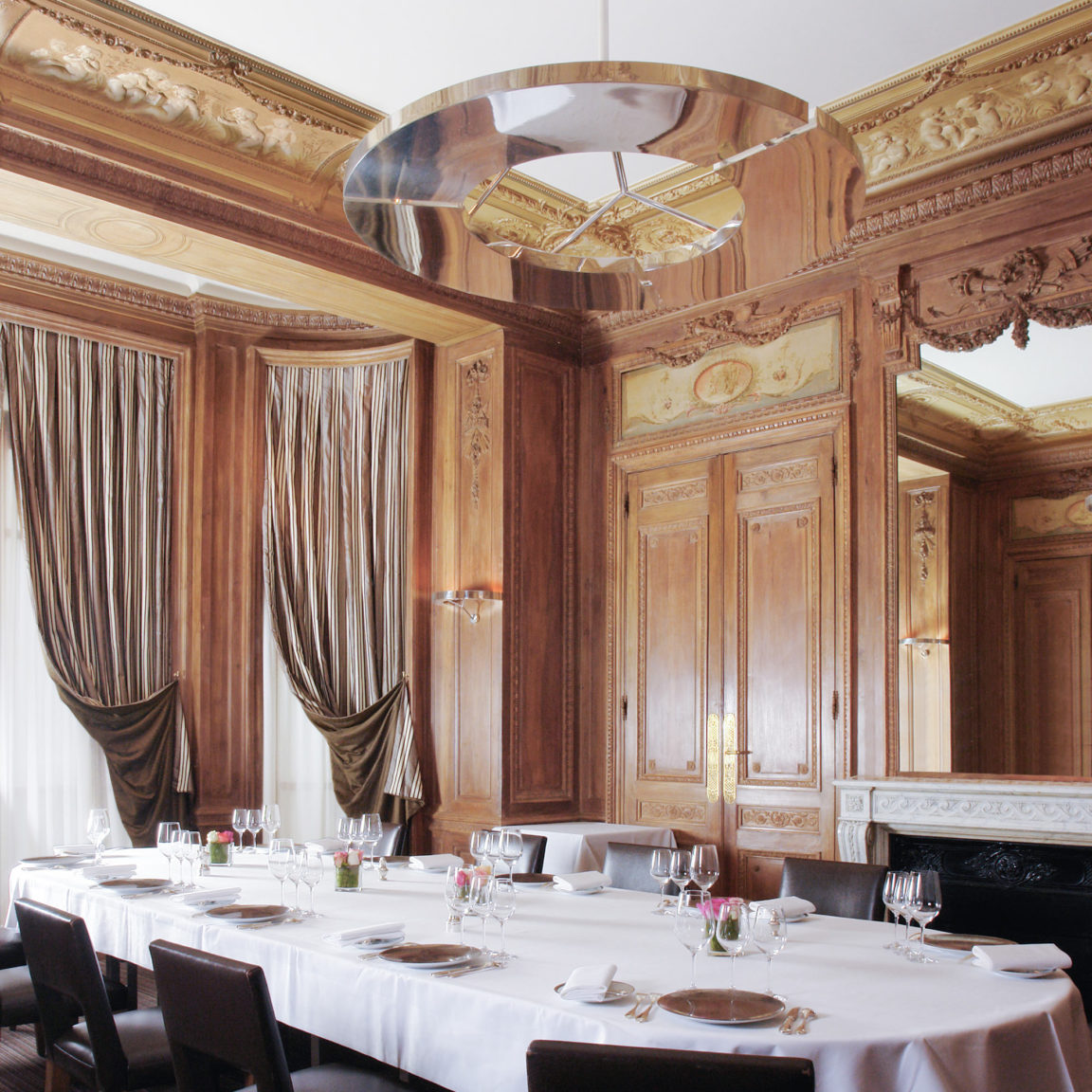 Lustre Classique S Ozone dans le restaurant Le Taillevent à Paris