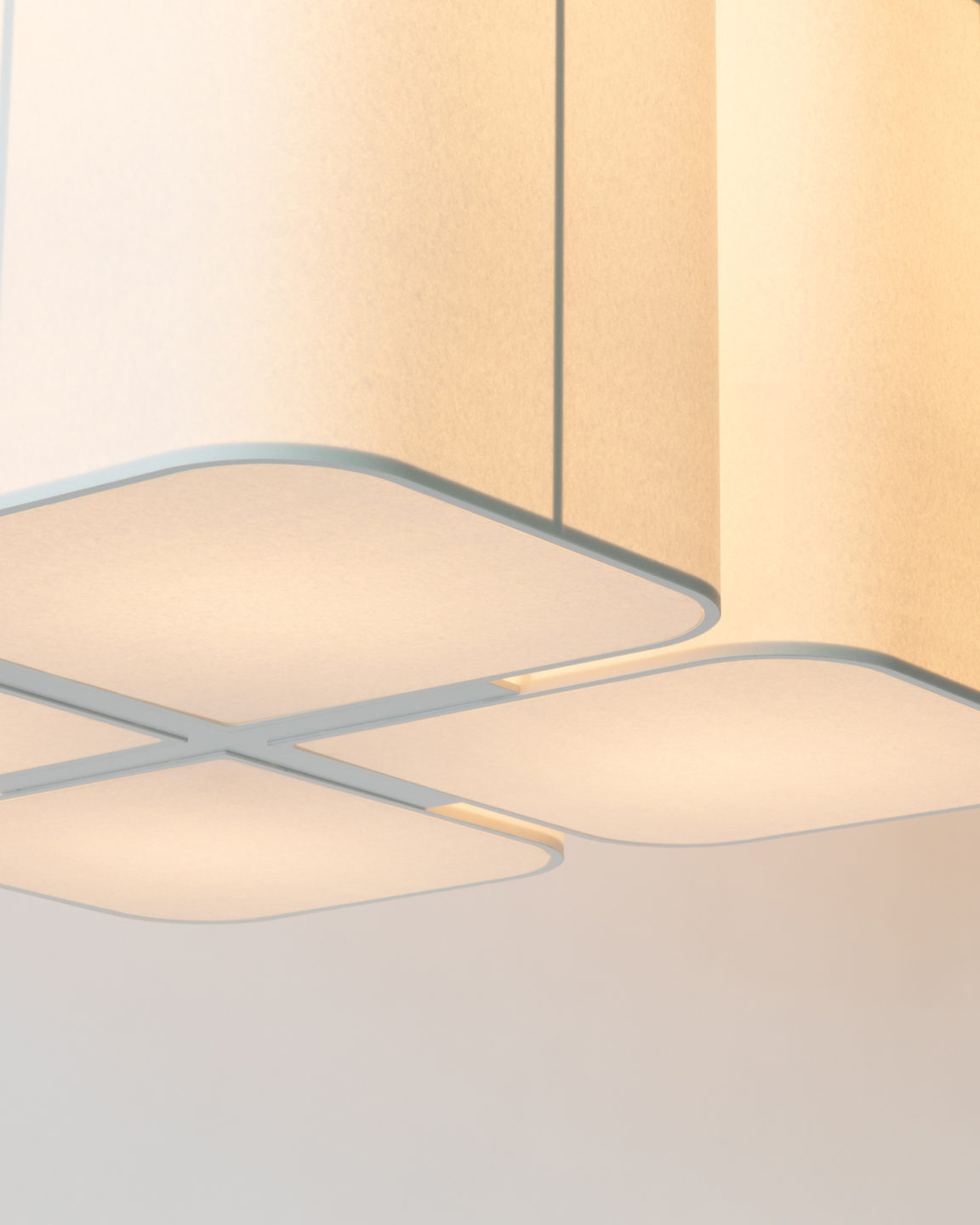 Focus on the white paper diffuser of the Brasilia L pendant light by Michel Boyer for Ozone