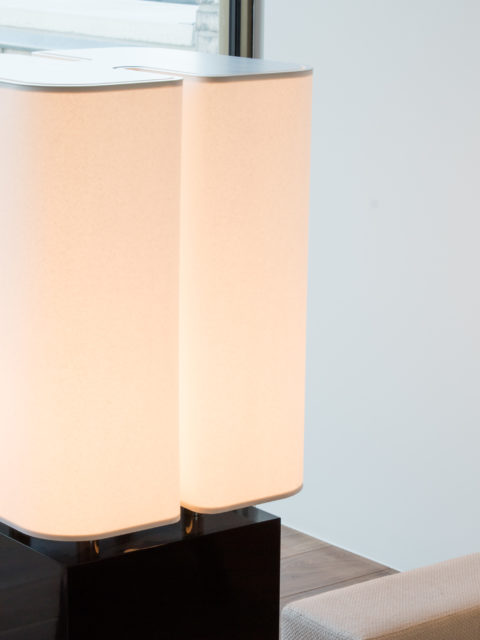 Lampadaire Brasilia LH de Michel Boyer pour Ozone avec un socle noir brillant