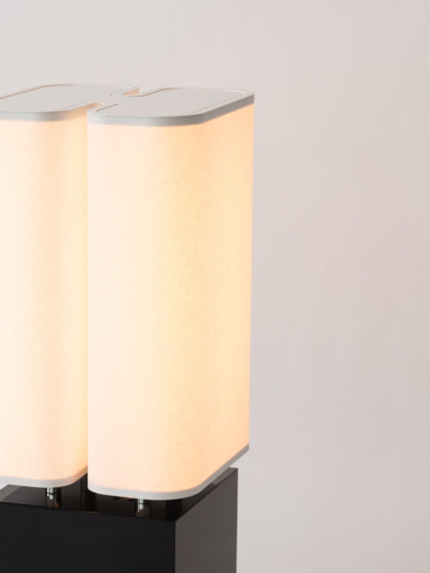 Lampe à poser Brasilia LP de Michel Boyer pour Ozone avec un socle noir brillant et un diffuseur en papier