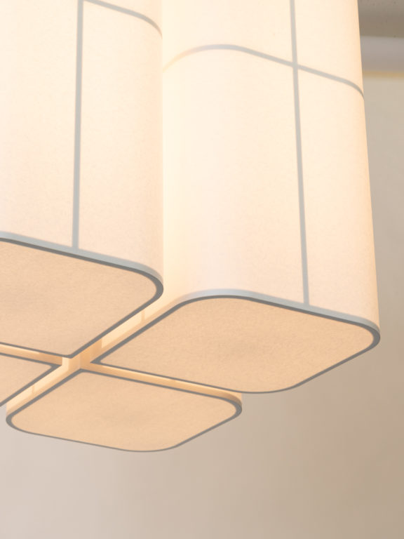 Vue en contre-plongée du lustre Brasilia PL en papier Blanc de Michel Boyer pour Ozone