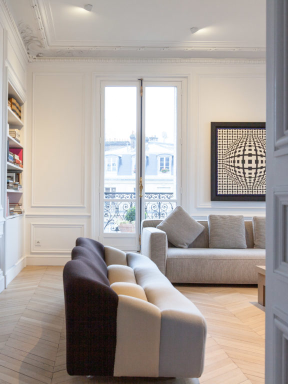 White Marienbad S55 spotlights from Gounot & Jähnke illuminate the living room of a Parisian apartment