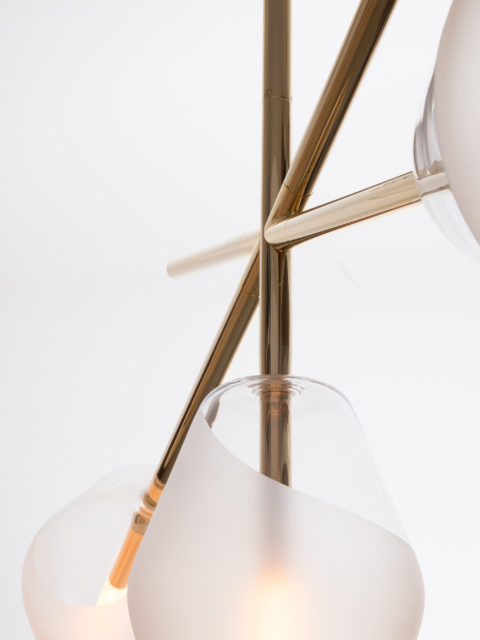 Zoom sur la finition en or pâle et le globe en verre soufflé de la suspension Concorde de Régis Botta pour Ozone