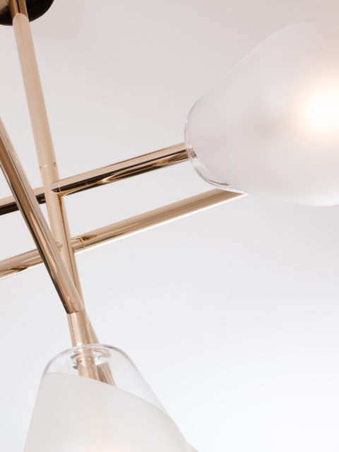 Zoom sur la finition en or pâle du lustre Opéra de Régis botta pour Ozone