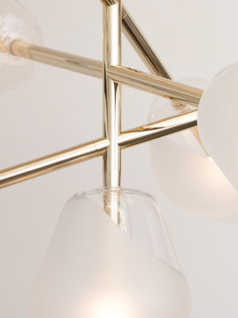 Zoom sur la finition en or pâle du lustre Opéra de Régis botta pour Ozone