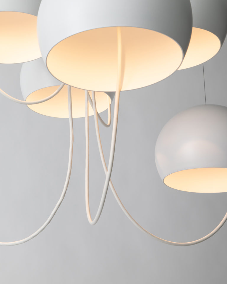 Zoom sur les sphères blanches du lustre Paulin M101