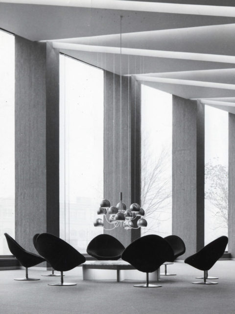 Black and white photo of the Maison de la Radio with the Paulin M101 chandelier featuring twelve spheres