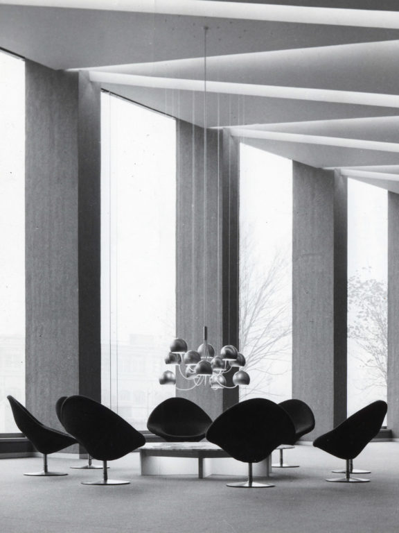 Schwarz-Weiß-Foto des Maison de la Radio mit dem Kronleuchter Paulin M101 mit zwölf Kugeln