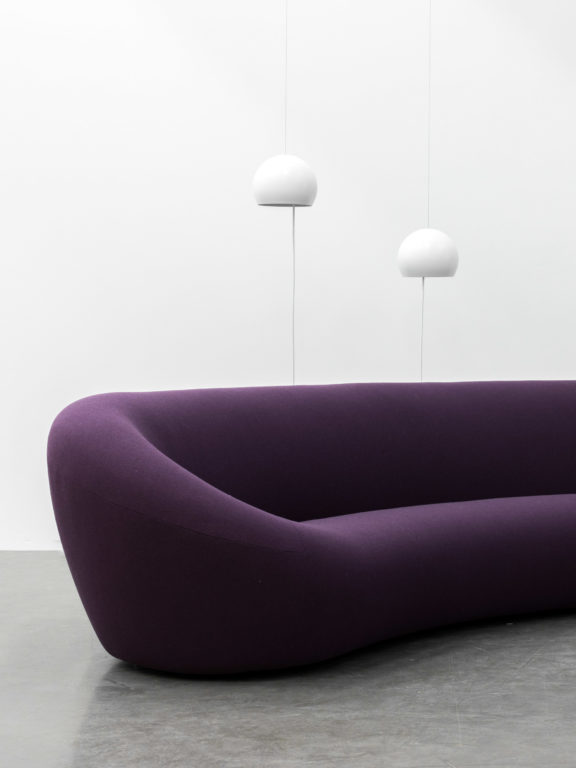 Paulin M101 Kronleuchter mit einer Kugel über einem violetten Sofa