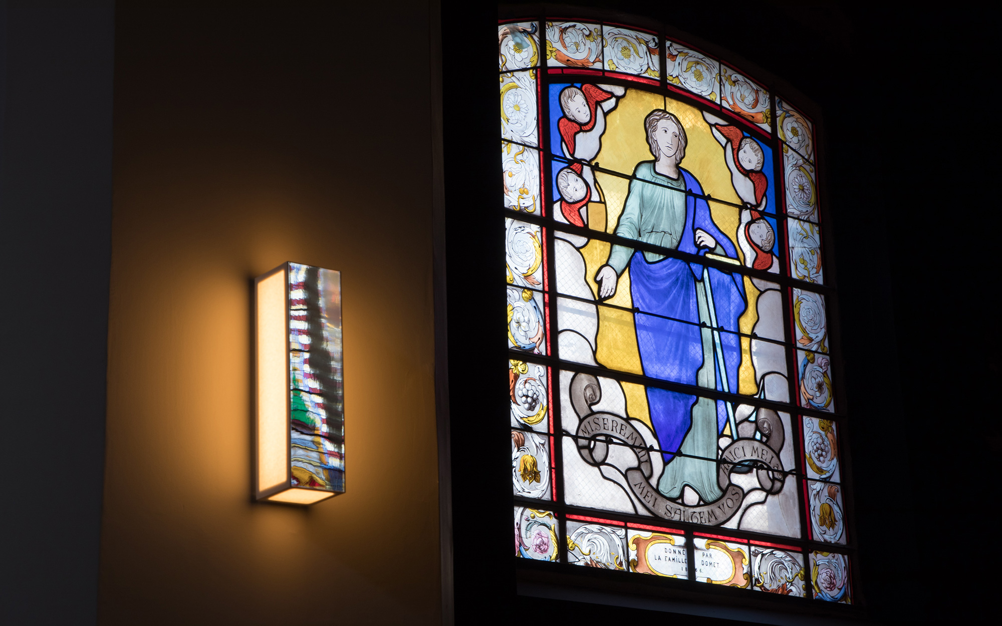 Applique line V en papier et miroir face aux vitreaux de l'église Saint-Louis à Fontainebleau