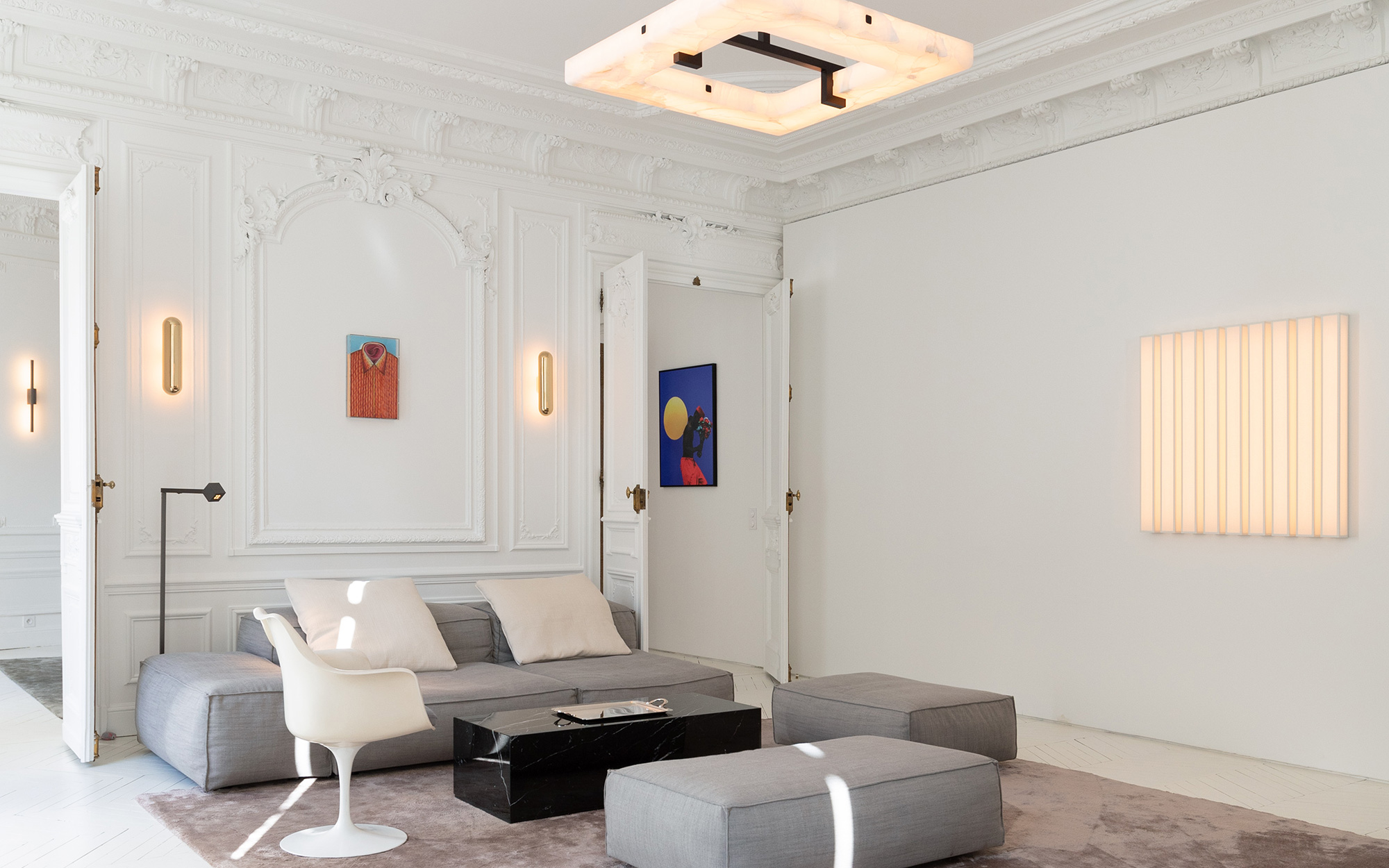 Living room of the project Appartement Lumière with 9 Lines, Embrun A sconce and Embrun L chandelier designed by Gounot & Jähnke for Ozone.