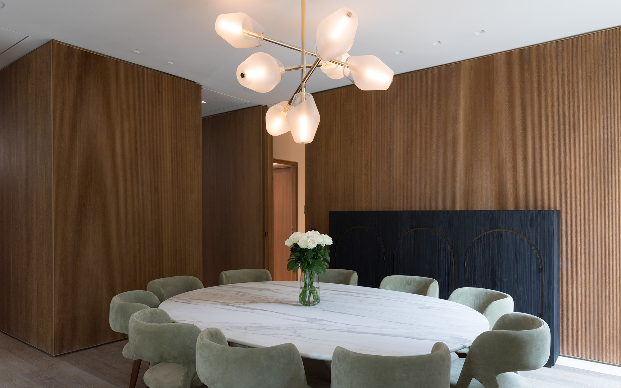 Vendôme chandelier illuminate the dining room of the Bois de Boulogne project of Ozone