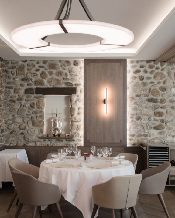 Fassade des Anwesens Châteauvieux im Frühling