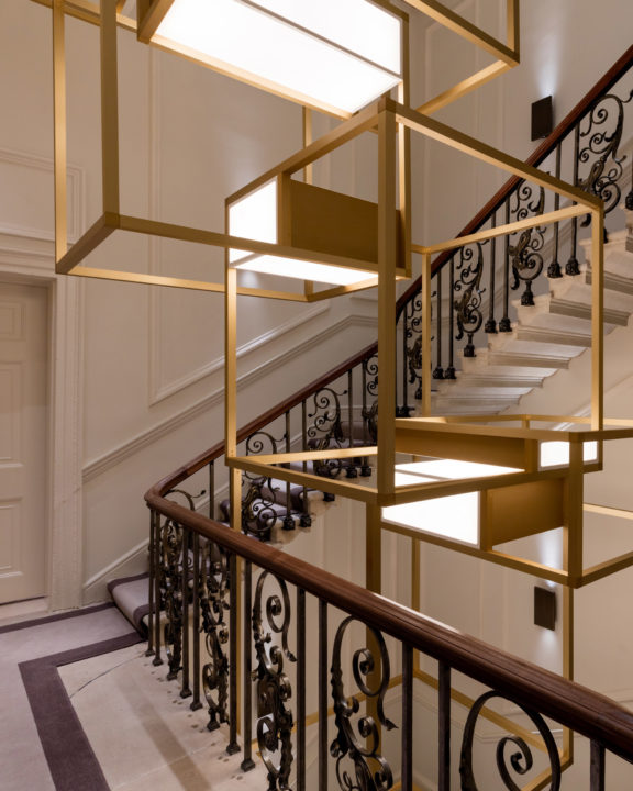 Grande structure lumineuse sur mesure de la boutique Ellie Saab de Londres