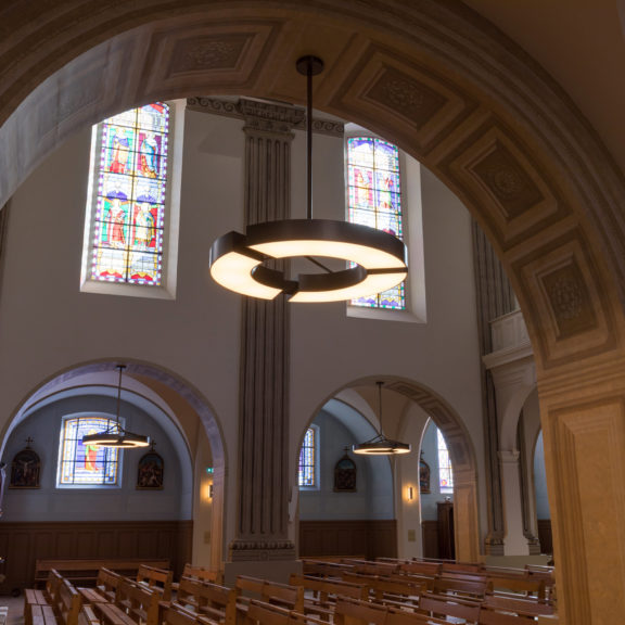 Le lustre Classique V de Gounot & Jähnke dans l'église Saint Louis à Fontainebleau, en France