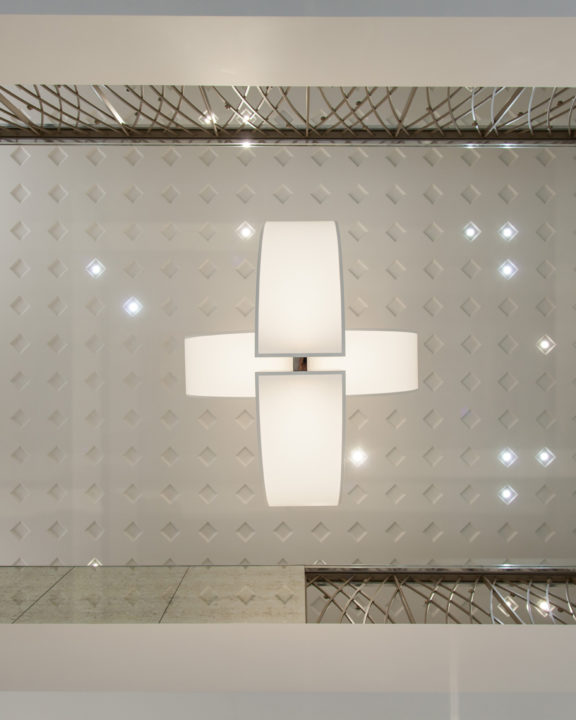 Aufnahme von unten des großen Kronleuchters von Gounot & Jähnke für die Mauboussin-Boutique in Paris