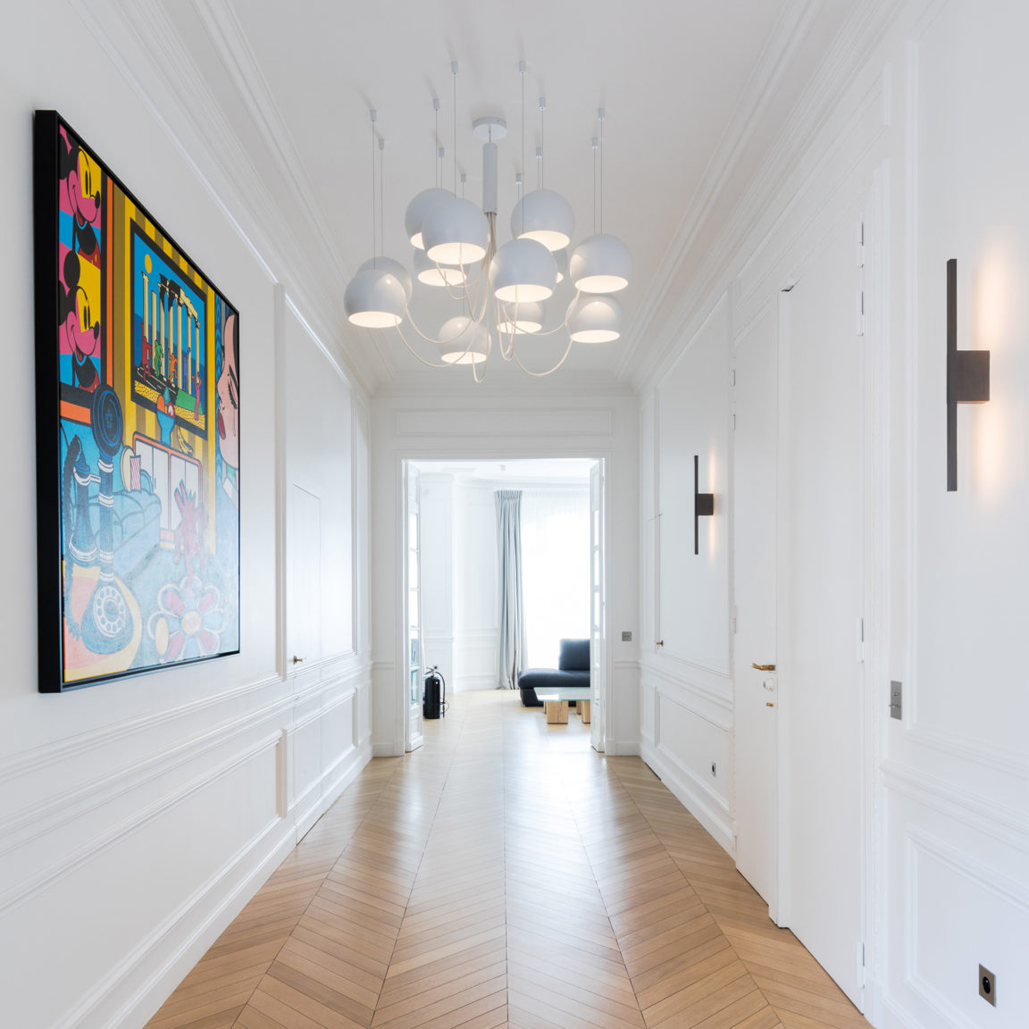 Kronleuchter Paulin M101 mit 12 Kugeln im großen Flur der Wohnung Porte Dauphine, Projekt von Ozone Light