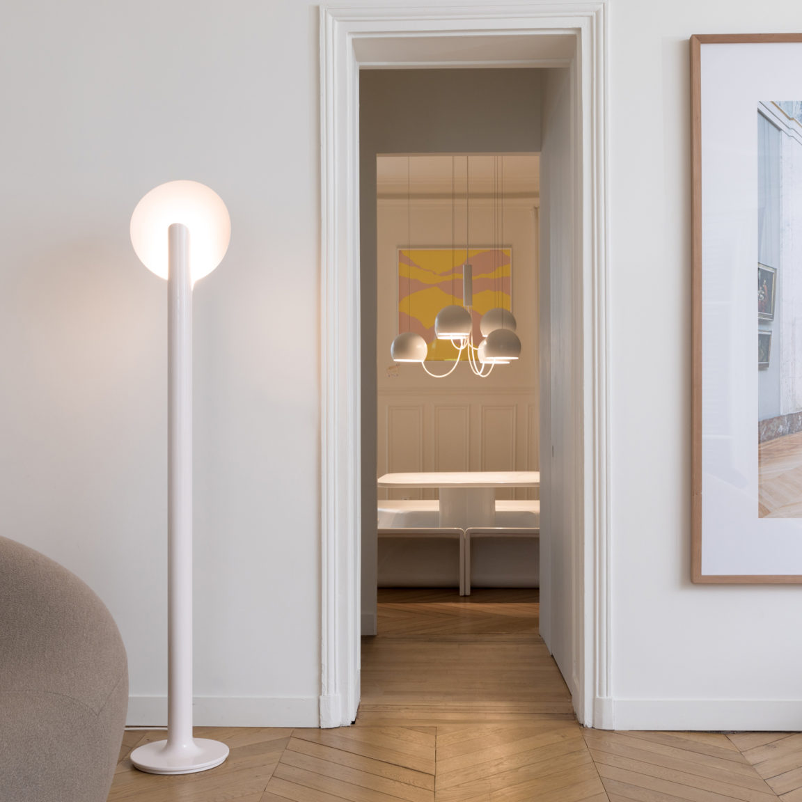 Wohnung mit der Stehleuchte Elysée und dem Kronleuchter Paulin von Pierre Paulin