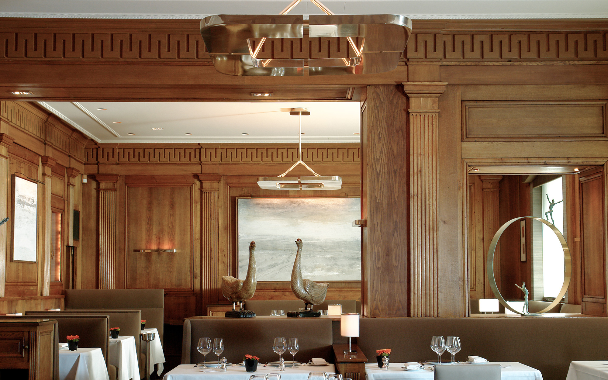 Ozone Light-Leuchten im Speisesaal des Restaurants Le Taillevent in Paris