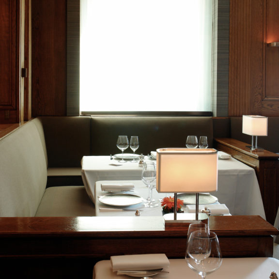 Papier-Tischlampen von Ozone Light im Speisesaal des Restaurants Le Taillevent in Paris