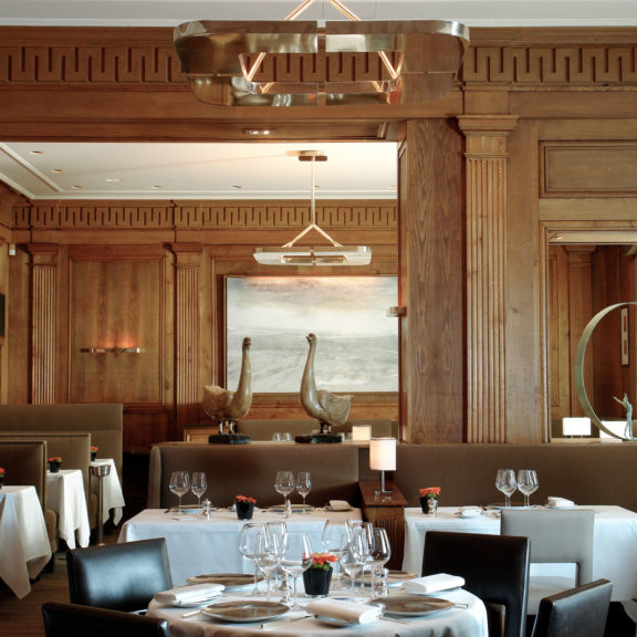 Ozone Light-Leuchten im Speisesaal des Restaurants Le Taillevent in Paris