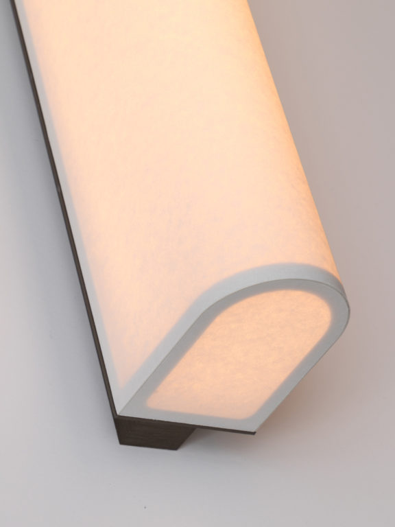 Konzentrieren Sie sich auf das weiße Diffusorpapier und die matte Bronzeoberfläche der Wandleuchte Tennessee WL von Glenn Sestig für Ozone
