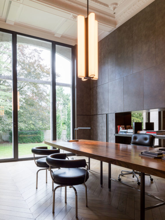 Die großformatige Hängeleuchte Tennessee S4 von Glenn Sestig hängt über einem Holztisch