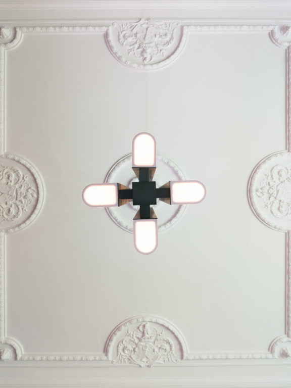 Aufnahme von unten der Tennessee S4-Pendelleuchte, die an einer weißen Decke mit Zierleisten befestigt ist