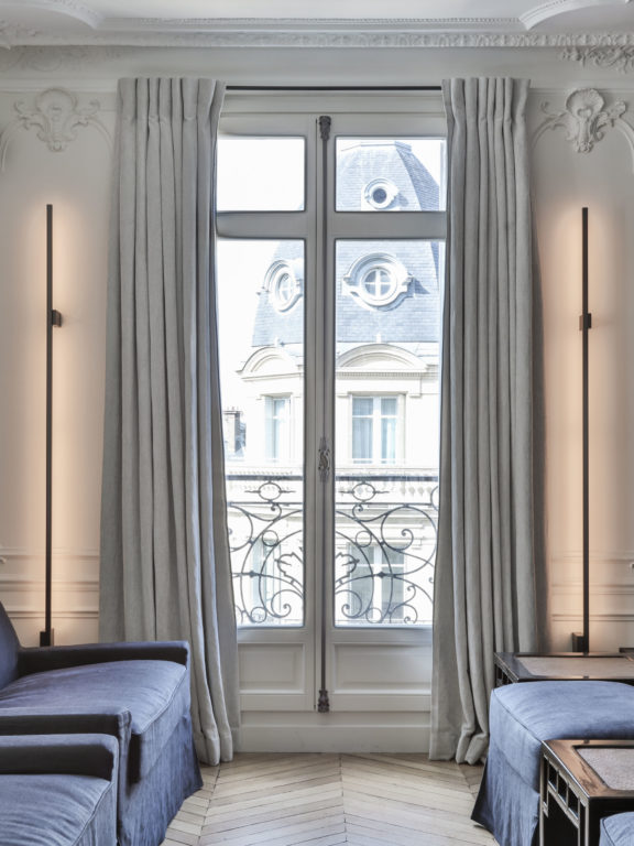 Appliques Untitled H installées de part et d’autre d’une ouverture avec vue sur des immeubles parisiens