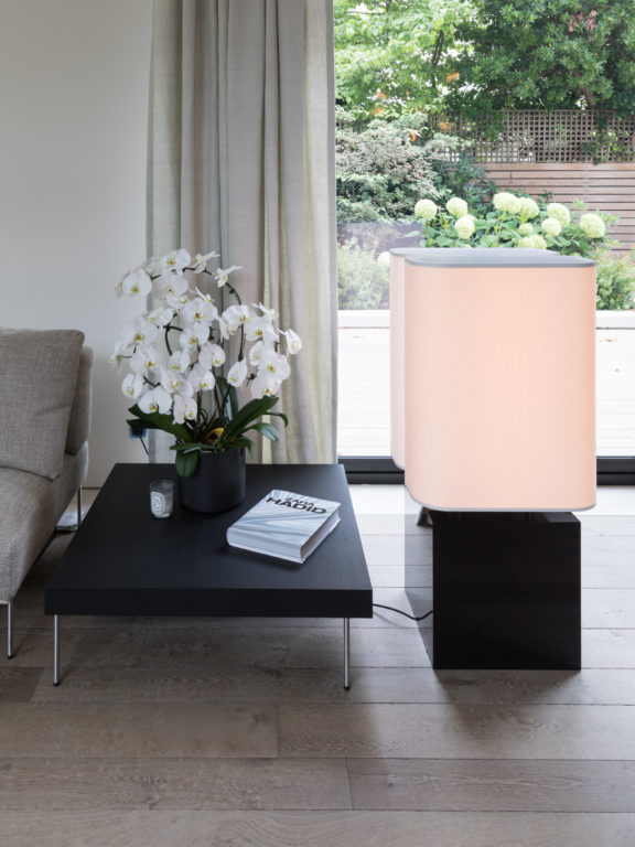 Brasilia LH Stehlampe, entworfen von Michel Boyer für Ozone, vor einer bodentiefen Fensterfront