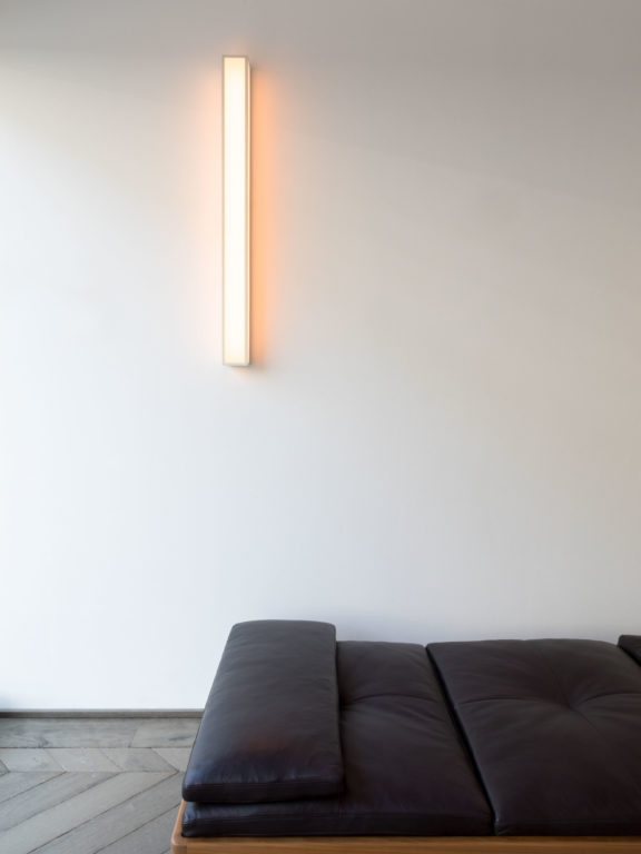 Wandleuchte Line L von Gounot & Jähnke für Ozone in Wandleuchte Line L von Gounot & Jähnke für Ozone in einem minimalistischen Ambiente