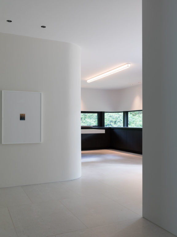 Wandleuchte Line L von Gounot & Jähnke für Ozone in einem minimalistischen Ambiente