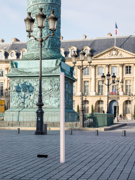 Die Wandleuchte Line L von Gounot & Jähnke für Ozone inmitten des Place Vendôme in Paris