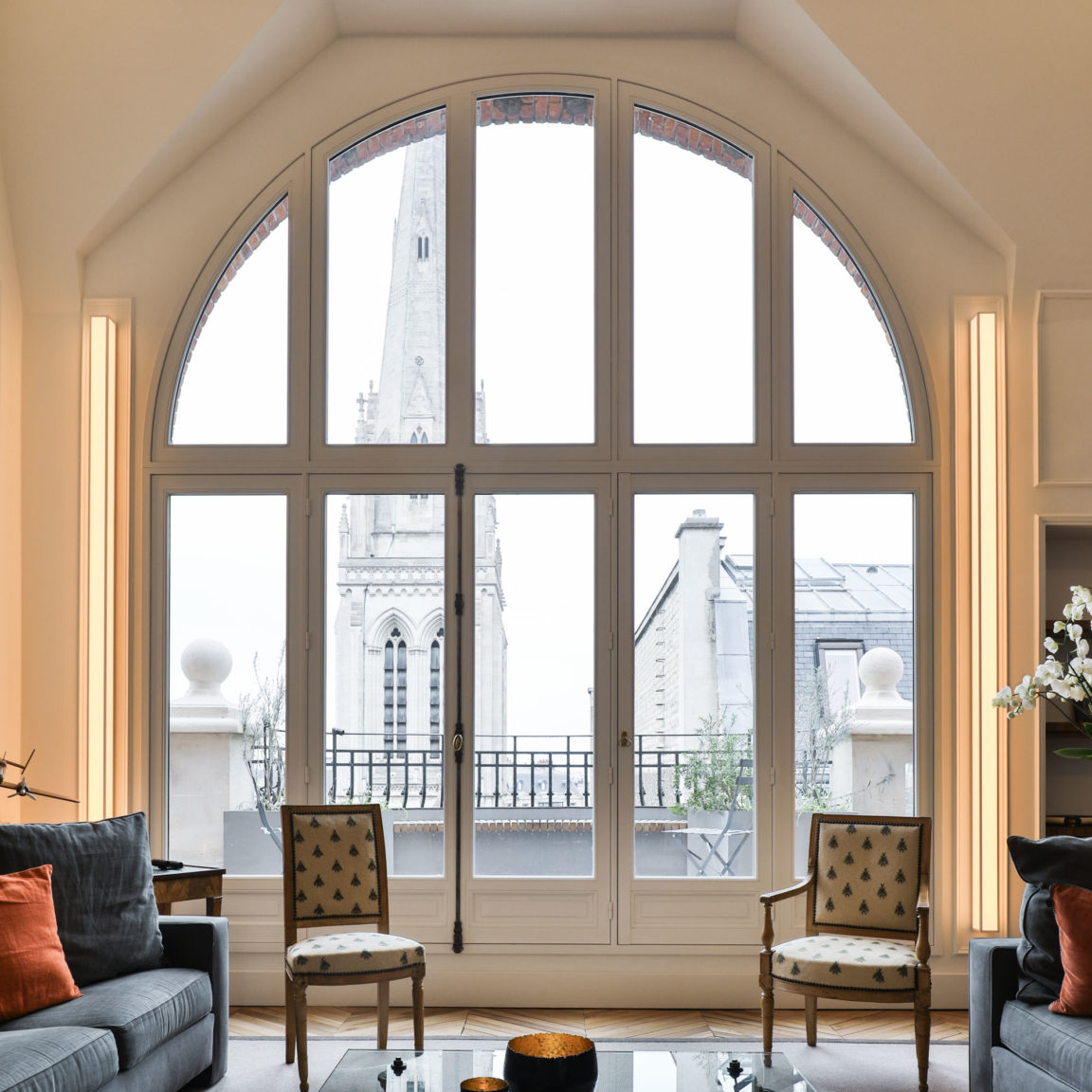 Zwei Wandleuchten Line L von Gounot & Jähnke für Ozone rahmen das Fenster einer Wohnung mit freiem Ausblick ein