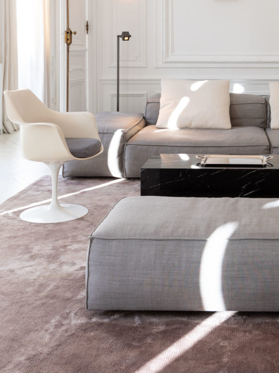 Marienbad L gunmetal floor lamp in the living room of the Ozone Appartment Lumière