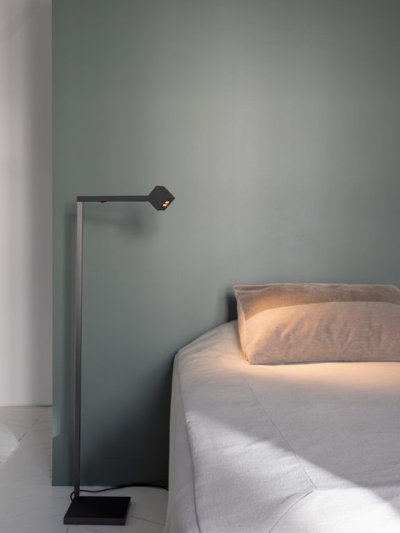 The Marienbad L floor lamp by Gounot & Jähnke illuminates a bed like a bedside lamp.