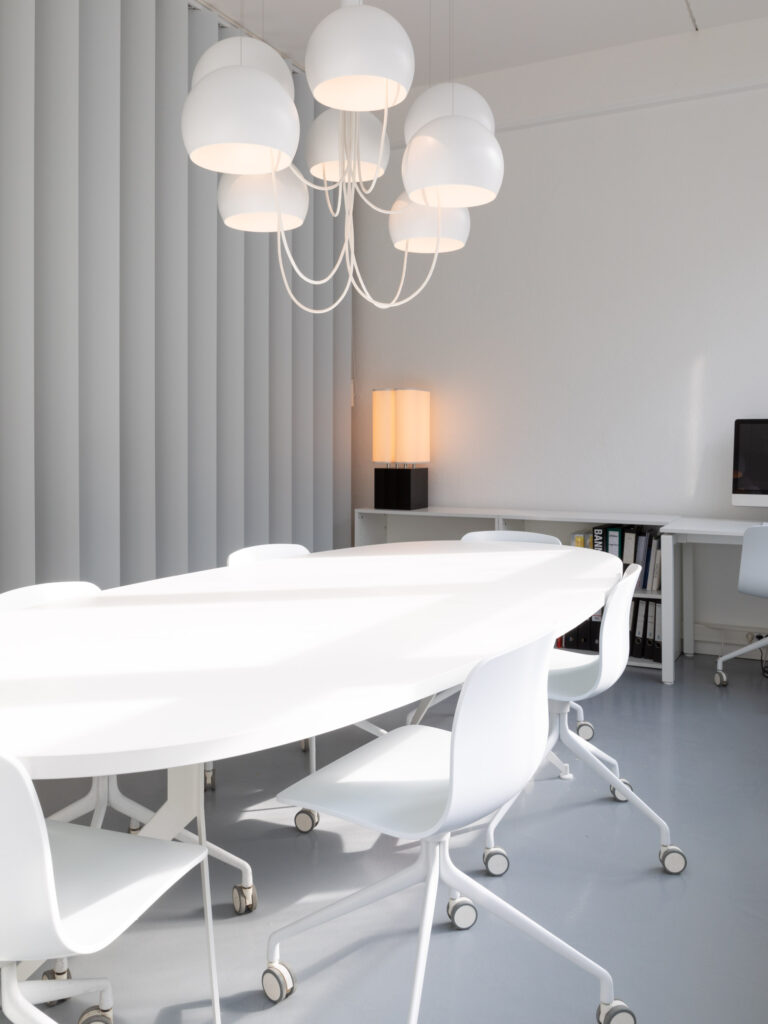 Bureaux Ozone avec lampe à poser Brasilia LP et Lustre Paulin M101 à 8 sphères