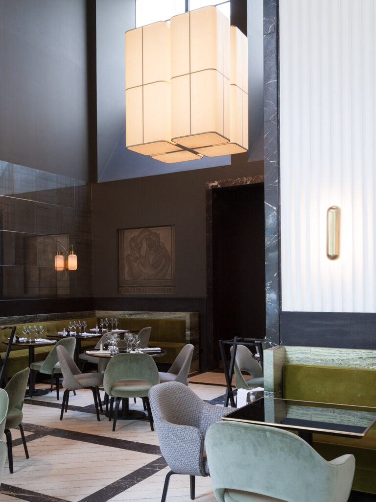 Brasilia chandelier by Michel Boyer in the Monsieur Bleu restaurant in Paris