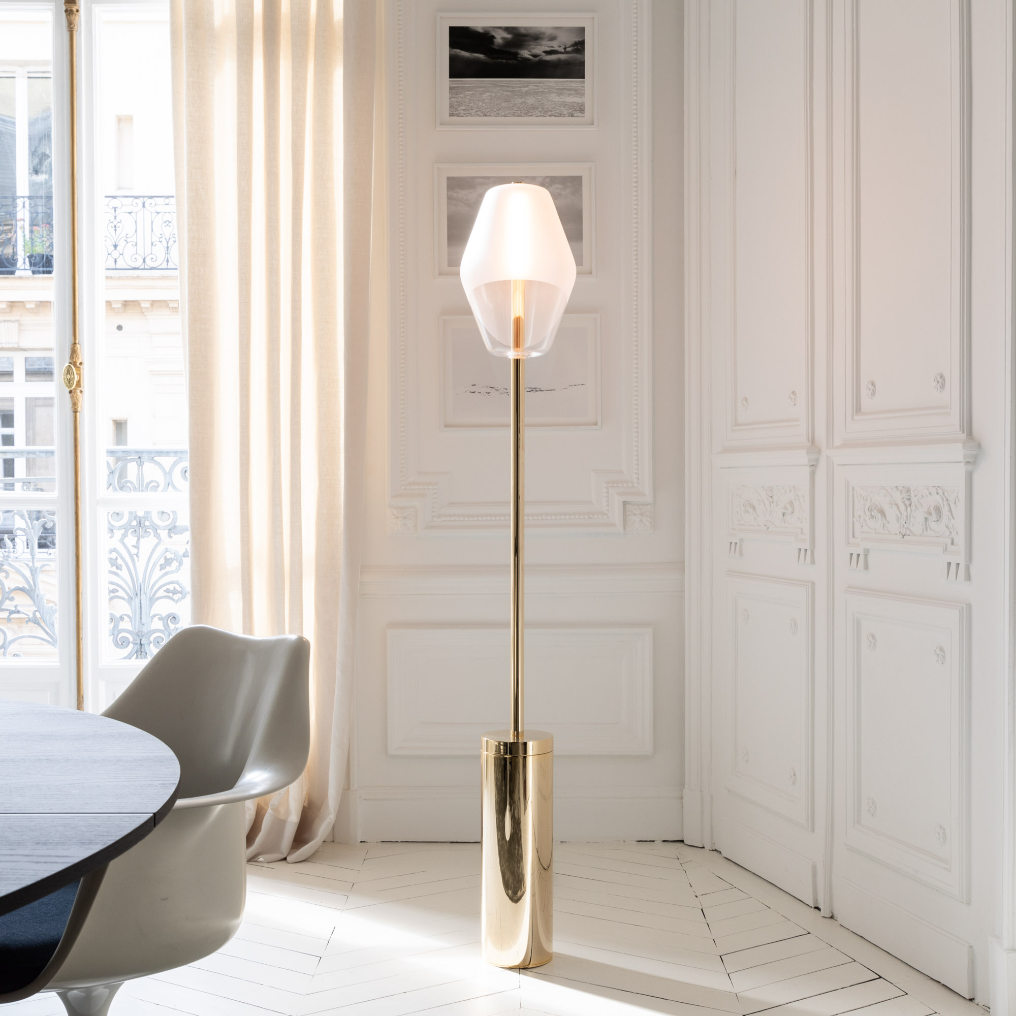 Lampadaire Montmartre de Regis Botta pour Ozone dans un appartement parisien blanc avec moulures