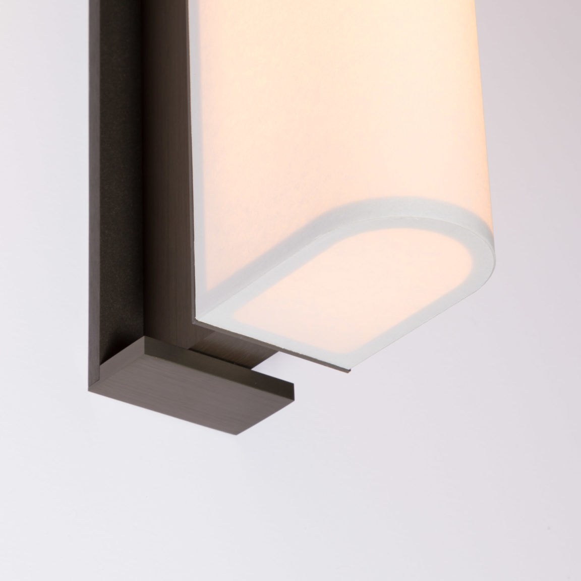 Zoom sur le papier diffuseur blanc et la finition en bronze matte de l'applique Tennessee SC de Glenn Sestig pour Ozone