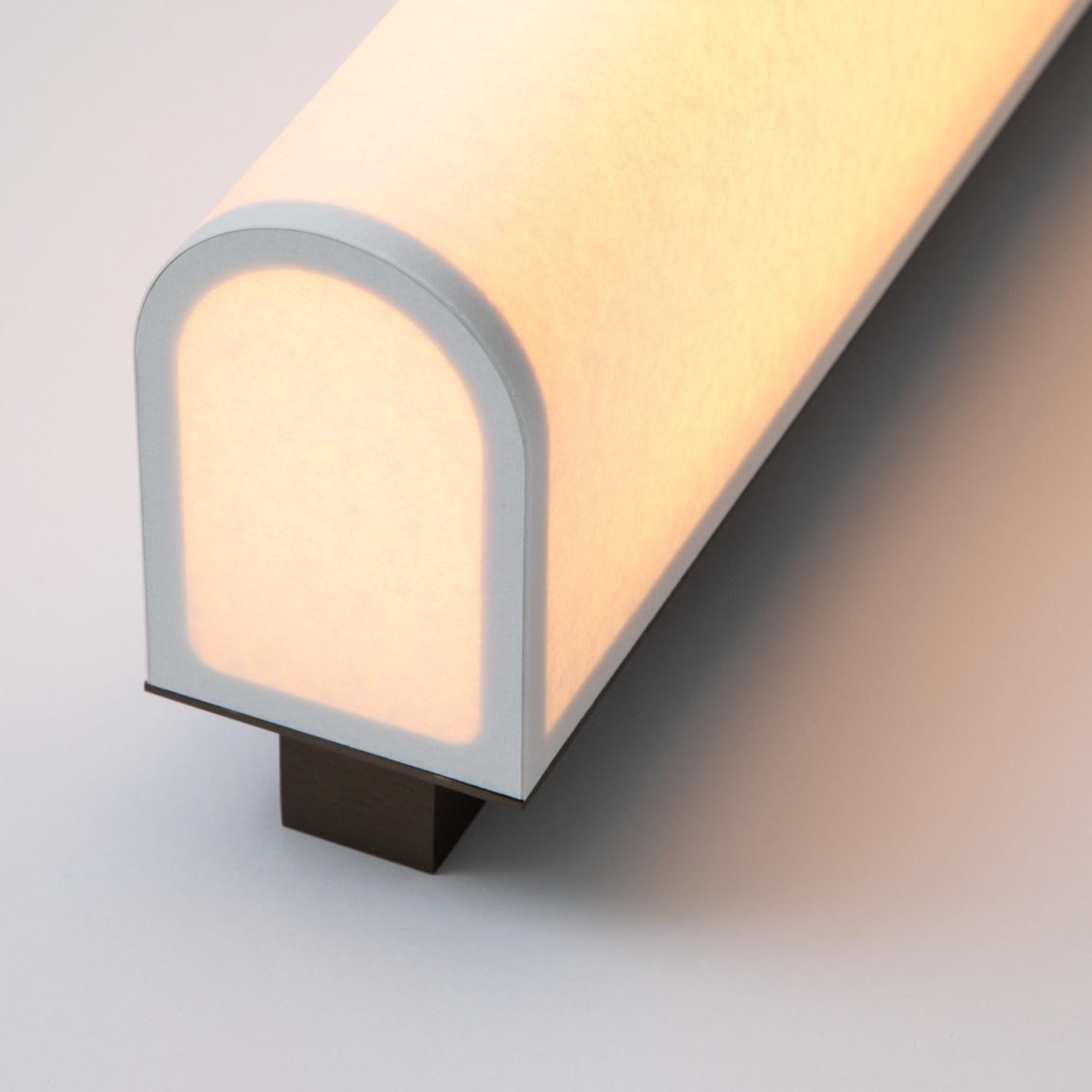 Konzentrieren Sie sich auf das weiße Diffusorpapier und die matte Bronzeoberfläche der Wandleuchte Tennessee WL von Glenn Sestig für Ozone
