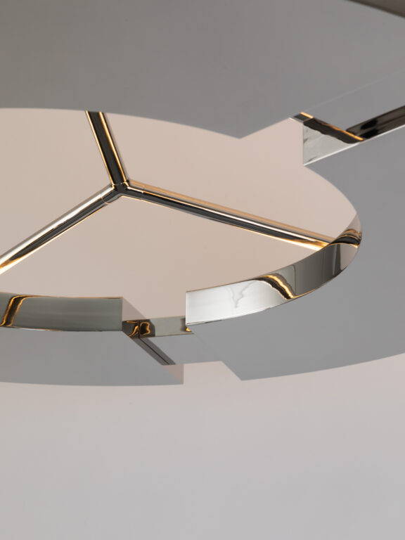 Zoom sur la finition en nickel miroir du lustre Classique S de Gounot & Jähnke