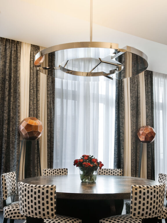 Lustre circulaire en trois parties Classique S de Gounot et Jähnke surplombe une table ronde