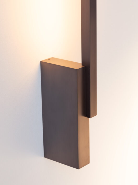 Zoom sur la finition en canon de fusil de l'applique Untitled H par Gounot & Jähnke pour Ozone