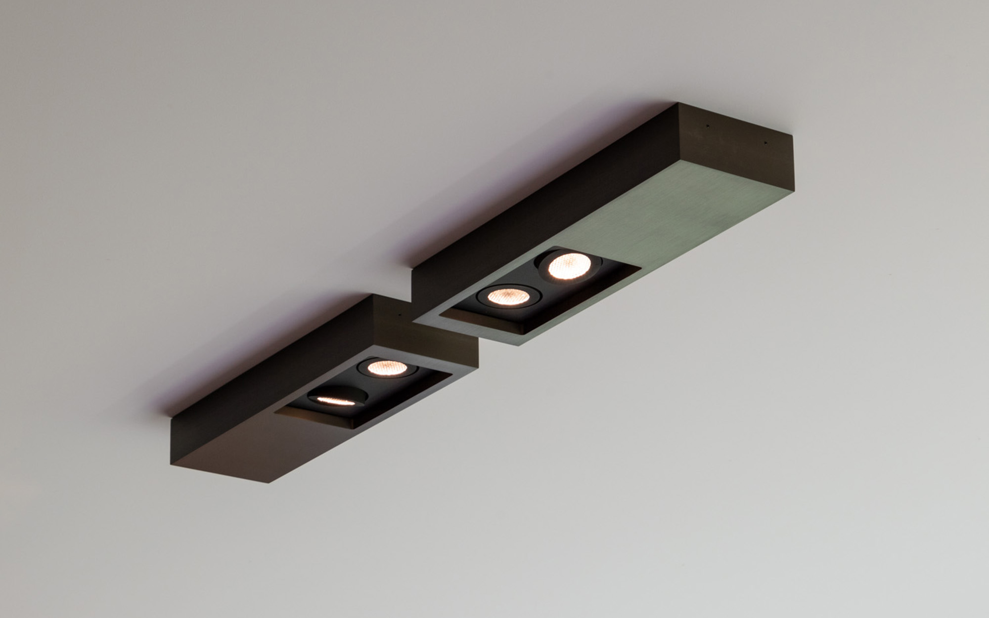 Plafonniers Regard S à deux spots de Glenn Sestig en finition bronze mat