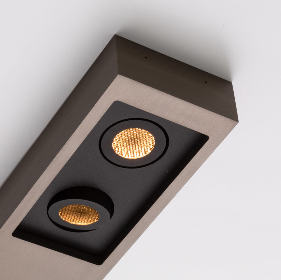 Zoom sur la finition en bronze matte et les deux spots du plafonnier Regard S de Glenn Sestig