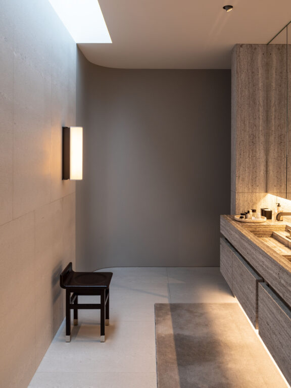 Applique Tennessee SC face au miroir d'une grande salle de bain minimaliste