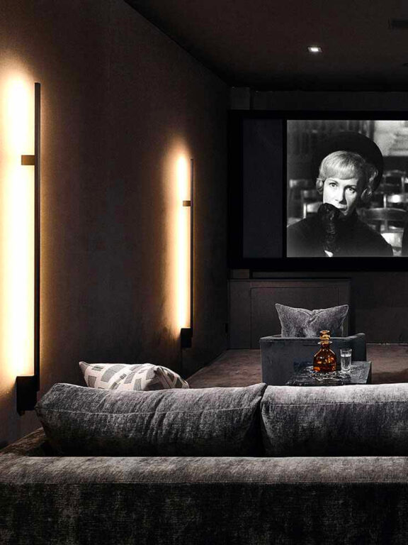 Appliques Untitled H de Gounot & Jähnke dans une salle de cinéma privée